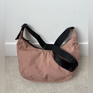 Baggu Nylon Crescent Shoulder Bag Dusty Rose Adjustable Logo Strap NWT